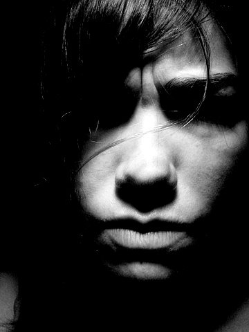 une personne a le visage fermé noir et blanc une personne a le visage fermé noir et blanc